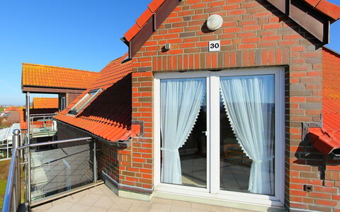 Meerblick: Ejendom, Himmel, Bygning, Skygge, Træ, Orange, Arkitektur, Gardin, Dør, Kvarter