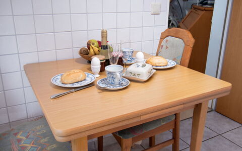 Meerblick: Mad, Bord, Møbel, Bordservice, Tallerkner, Kop, Træ, Plade, Indretning, Serveware