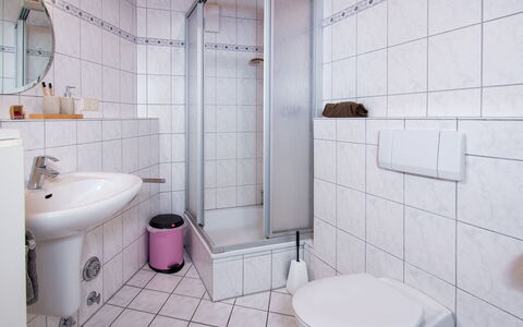 Meerblick: Sanitærarmatur, Håndvask, Ejendom, Purple, Badeværelsesvask, Badeværelse, Bygning, Tap, Indretning, Arkitektur