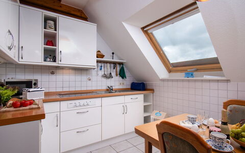 Meerblick: Cabinetry, Møbel, Ejendom, Bygning, Countertop, Træ, Køkken Apparat, Stol, Indretning, Køkken