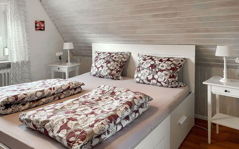 Hexenhuus: Møbel, Ejendom, Vindue, Bord, Komfort, Træ, Pude, Textile, Bed Frame, Bygning