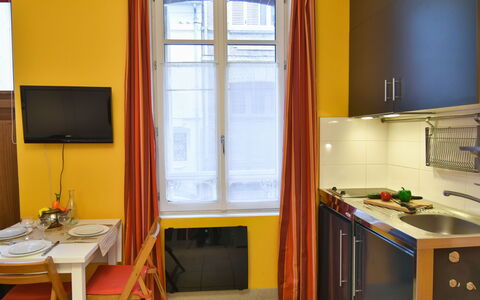 Bonsecours: Køkkenvask, Møbel, Cabinetry, Håndvask, Vindue, Bygning, Træ, Bord, Countertop