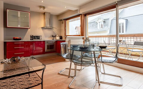 Les Cigognes: Ejendom, Møbel, Vindue, Cabinetry, Træ, Køkken, Countertop, Billedramme, Stol, Etage