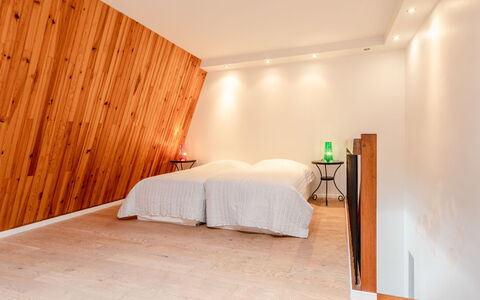 Les Cigognes: Ejendom, Møbel, Bygning, Komfort, Træ, Skygge, Indretning, Bed Frame, Gulvbelægning, Etage