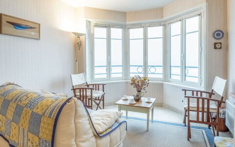 Saint Malo 260: Møbel, Ejendom, Vindue, Bord, Stueplante, Azure, Komfort, Træ, Indretning, Skygge