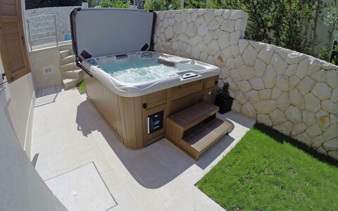 Villa Mustra: Ejendom, Græs, Jacuzzi, Hus, Arkitektur, Backyard, Plantesamfund, Etage, Landscaping, Plante