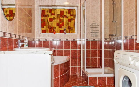 Colore: Vaskerum, Ejendom, Indretning, Cabinetry, Sanitærarmatur, Træ, Gulvbelægning, Etage, Tørretumbler, Væg