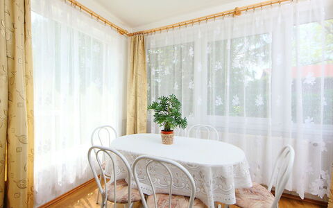 Sunny: Bord, Møbel, Ejendom, Plante, Vindue, Træ, Textile, Gardin, Stol, Indretning