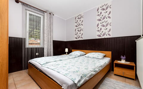 Sunny: Bygning, Møbel, Ejendom, Komfort, Bed Frame, Træ, Hus, Textile, Indretning