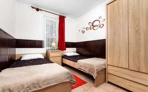 Sunny: Bygning, Møbel, Ejendom, Cabinetry, Komfort, Træ, Textile, Bed Frame, Hus