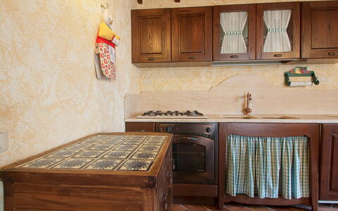 Poggiolo: Countertop, Cabinetry, Køkken, Træ, Indretning, Skuffe, Gulvbelægning, Etage, Køkken Apparat, Bejdse