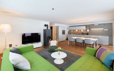 Kronenmatte 12 C 162.2: Møbel, Couch, Komfort, Lampe, Stue, Gulvbelægning, Indretning, Bord, Studio Couch, Etage