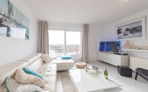 Wilde Zee with Terrace: Ejendom, Vindue, Azure, Couch, Indretning, Træ, Stue, Gulvbelægning, Etage
