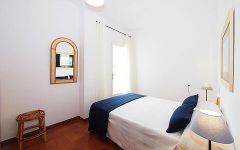 Sant Mori: Møbel, Ejendom, Bygning, Komfort, Træ, Azure, Vindue, Belysning, Indretning, Bed Frame