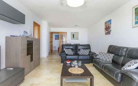 Blanes Playa: Gulvbelægning, Møbel, Indretning, Etage, Træ, Loft, Værelse, Lejlighed, Stue, Couch