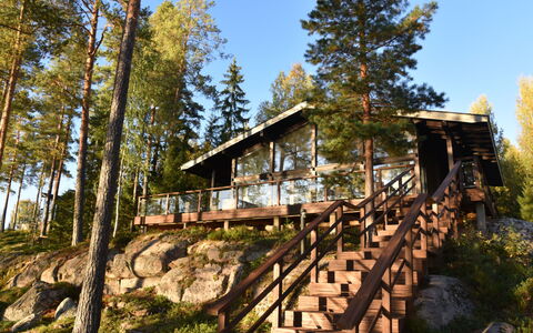 Villa Miestamo: Træ, Skov, Sommerhus, Bjælkehytte, Woodland, Hårdttræ, Veranda, Lærk, Skygge, Tømmer