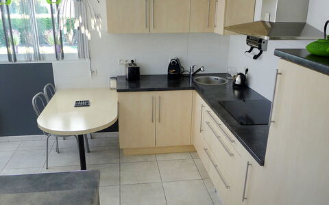 Sainte Marie: Tap, Køkkenvask, Countertop, Håndvask, Cabinetry, Plante, Sanitærarmatur, Køkken, Komfur, Træ