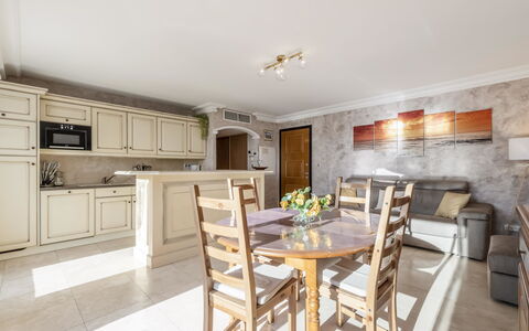 Cavalaire 154: Møbel, Ejendom, Bord, Countertop, Cabinetry, Træ, Stol, Køkken, Stue, Køkken Apparat