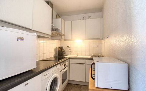 Saint-Raphaël 161: Cabinetry, Køkkenvask, Håndvask, Køkken, Husholdningsapparat, Komfur, Gulvbelægning, Countertop, Køkken Apparat, Etage