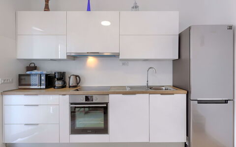 Umag 119: Cabinetry, Køkkenvask, Countertop, Møbel, Bygning, Håndvask, Tap, Komfur, Køkken Apparat, Køkken