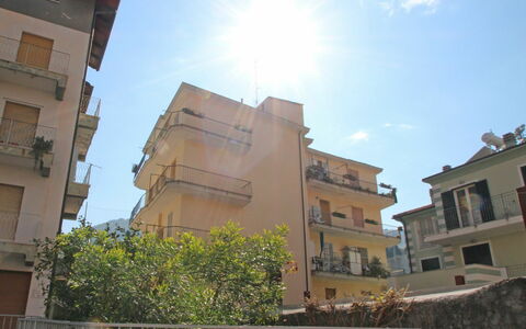 Sant'Antonio: Himmel, Bygning, Daytime, Vindue, Plante, Sky, Urban Design, Hegn, Ejerlejlighed, Biome