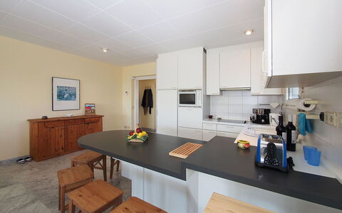 Bilbao: Cabinetry, Møbel, Ejendom, Bord, Countertop, Køkken, Træ, Indretning, Stol, Husholdningsapparat