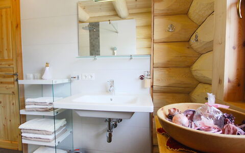 Chalet Karin: Tap, Håndvask, Spejl, Ejendom, Badeværelsesvask, Sanitærarmatur, Badeværelsesskab, Purple, Badeværelse, Indretning