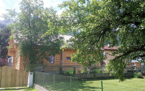 Chalet Karin: Plante, Sky, Ejendom, Bygning, Himmel, Træ, Skygge, Land Lot, Hegn, Vindue