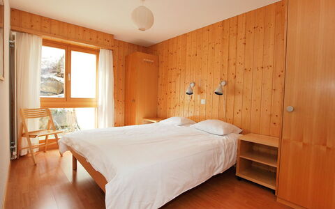Ovronnaz 505: Møbel, Bygning, Ejendom, Komfort, Bed Frame, Træ, Skygge, Orange, Indretning, Seng