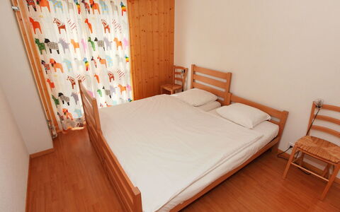 Ovronnaz 505: Møbel, Ejendom, Komfort, Træ, Bygning, Textile, Orange, Bed Frame, Seng, Hus