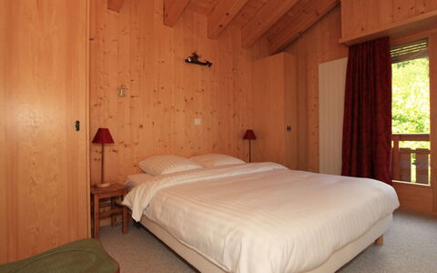 Ovronnaz 505: Møbel, Ejendom, Komfort, Træ, Bed Frame, Textile, Indretning, Seng, Vindue