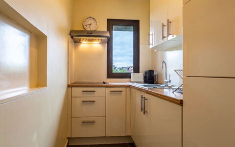 Les Manoirs: Køkken Apparat, Countertop, Indretning, Træ, Gulvbelægning, Cabinetry, Køkken, Større Bandage, Etage, Værelse