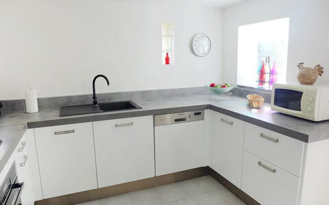 Le Mas Line: Tap, Køkkenvask, Cabinetry, Håndvask, Ejendom, Countertop, Møbel, Sanitærarmatur, Køkken, Indretning