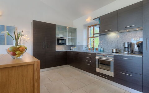 Buje 200: Cabinetry, Countertop, Møbel, Tap, Ejendom, Håndvask, Bygning, Stueplante, Træ, Køkken