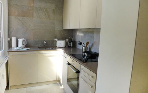 Chesa la Soliva: Cabinetry, Køkkenvask, Bygning, Komfur, Countertop, Køkken Apparat, Cooktop, Køkken, Komfur, Indretning