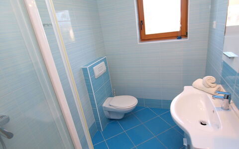 Pakoštane Drage 101: Badeværelsesvask, Sanitærarmatur, Toiletbræt, Badeværelse, Purple, Azure, Håndvask, Toilet, Tap, Indretning