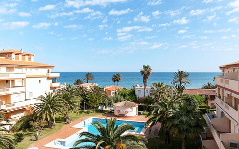 La Marina: Himmel, Bygning, Vand, Sky, Vindue, Azure, Træ, Plante, Arecales, Badeby