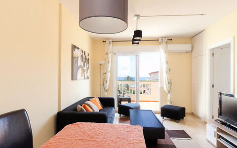 La Marina: Møbel, Bygning, Ejendom, Bord, Komfort, Træ, Belysning, Lampe, Indretning, Stol