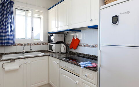 La Marina: Cabinetry, Ejendom, Køkkenvask, Møbel, Blå, Køkken Apparat, Komfur, Køkken, Vindue, Countertop