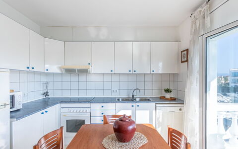 Empuriabrava 515: Møbel, Cabinetry, Ejendom, Countertop, Bord, Tap, Indretning, Træ, Bordservice, Belysning