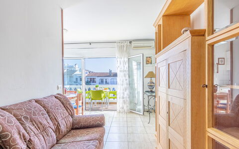Empuriabrava 515: Møbel, Couch, Dør, Bygning, Cabinetry, Indretning, Etage, Gulvbelægning, Træ, Komfort