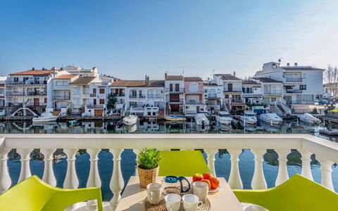 Empuriabrava 515: Himmel, Bord, Bygning, Ejendom, Møbel, Azure, Stol, Udendørs Møbler, Urban Design, Hus