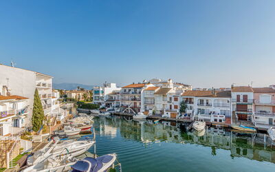 Empuriabrava 515: Vand, Himmel, Bygning, Ejendom, Båd, Azure, Vindue, Vandfartøjer, Hus, Urban Design