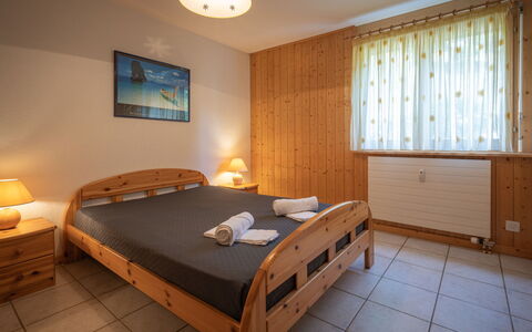 Ovronnaz 800: Møbel, Ejendom, Bygning, Komfort, Seng, Belysning, Træ, Indretning, Bed Frame