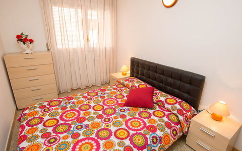 Rambla de Tossa: Møbel, Ejendom, Vindue, Bygning, Komfort, Textile, Orange, Indretning, Belysning, Bed Frame