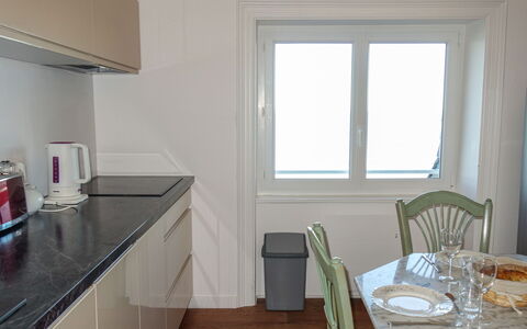 Les Nielles: Cabinetry, Ejendom, Møbel, Vindue, Countertop, Bord, Bordservice, Bygning, Komfur, Stol