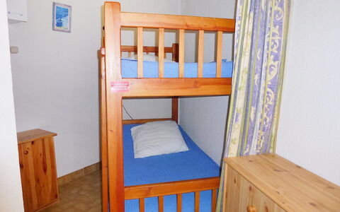 Le Grau du Roi 110: Køjeseng, Ejendom, Møbel, Bygning, Træ, Hostel, Sovesal, Indretning, Bed Frame, Komfort
