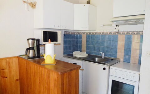 Le Grau du Roi 110: Countertop, Cabinetry, Køkkenvask, Ejendom, Møbel, Tap, Håndvask, Bygning, Køkken Apparat, Komfur