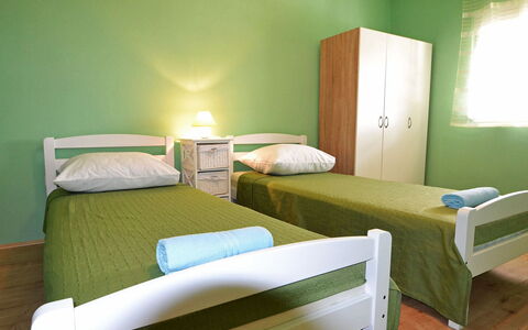 Novigrad (Zadar) 112: Møbel, Ejendom, Grøn, Komfort, Azure, Skygge, Træ, Bed Frame, Bygning, Pude