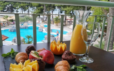 Vodice 200: Bord, Bordservice, Vand, Plante, Mad, Møbel, Plade, Ingrediens, Stol
